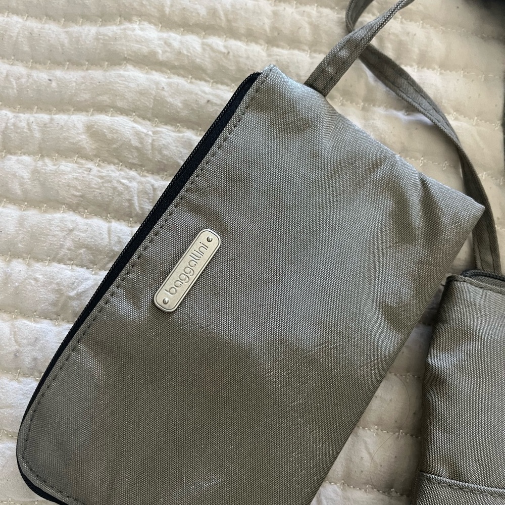 Baggallini Gray Travel Bag with RFID pouch and luggage strap - Picture 4 of 9